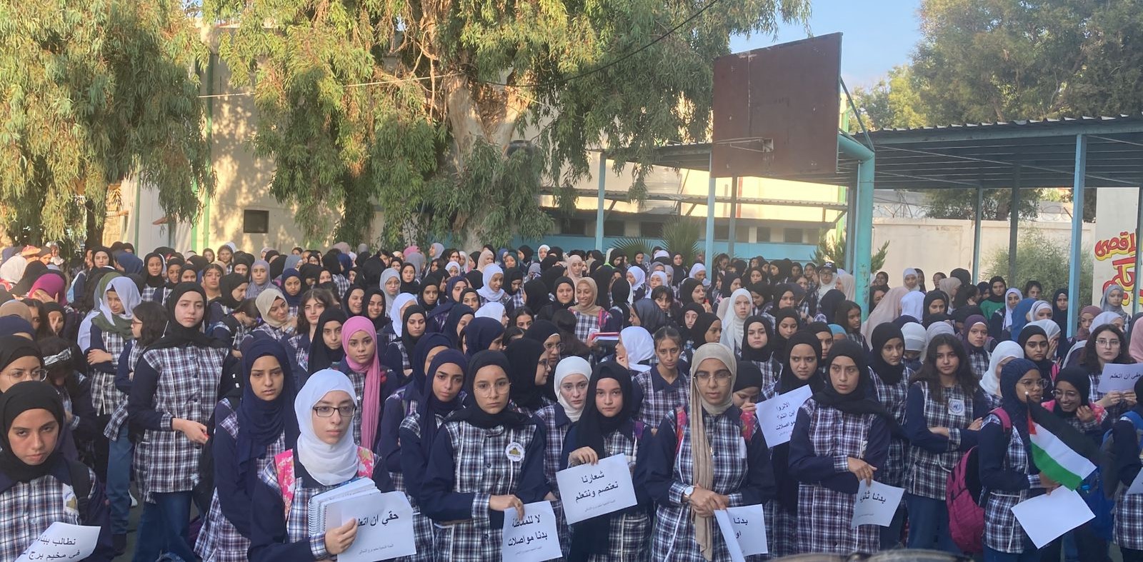 اعتصام لأهالي طلاب مخيم برج الشمالي في ثانوية الأقصى في الرشيدية للمطالبة بثانوية لهم