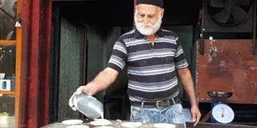 ابن مدينة عكا "عبد المنعم الأسدي" غيّر عمله ليتمكن من العيش