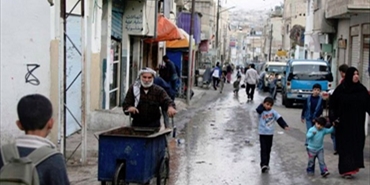 لاجئ فلسطيني في لبنان يعرض طفله للبيع