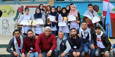 الاتحاد العام لطلبة فلسطين يُكرّم الطلبةَ المُتفوّقين في دير ياسين في مخيم البص