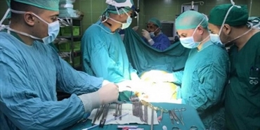 جراح فلسطيني يجري عملية قلب مفتوح بواسطة المنظار