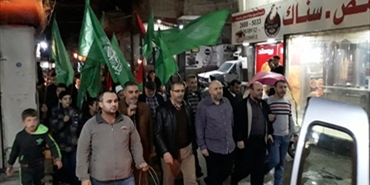 حماس تقيم مسيرة تكبير وتوزع الحلوى فرحاً بنصر المقاومة