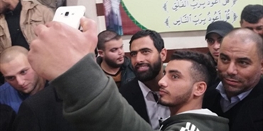 حشود غفيرة من أهالي مخيم نهر البارد يستقبلون القائد المجاهد مشير المصري القادم من غزة