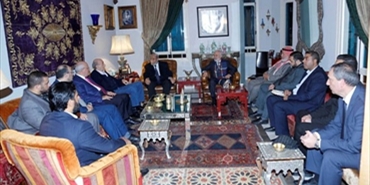 وفد حركة حماس برئاسة الدكتور محمود الزهار يلتقي الأستاذ وليد جنبلاط