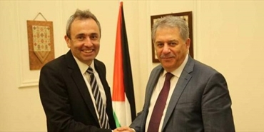 السفير الفلسطيني عرض مع السفير البريطاني وضع اللاجئين الفلسطينيين