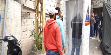 غرفة تعقيم على أحد مداخل عين الحلوة لتقليل فرص دخول «كورونا» إلى المخيم