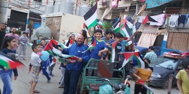 الفلسطينيون في لبنان يلوّحون بأعلامهم الوطنية رفضاً للتطبيع
