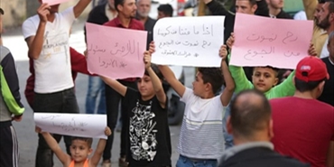 اللاجئون الفلسطينيون في تجمع المعشوق يواصلون حراكاً احتجاجياً على الأوضاع المعيشية السيئة