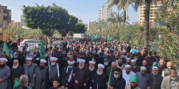 الآلاف يشيعون شهداء مجزرة البرج الشمالي في جنازة مهيبة في مدينة صيدا