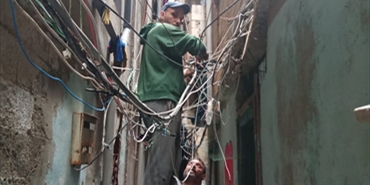 جماهيري حماس يوصل الكهرباء لأحد أحياء مخيم شاتيلا