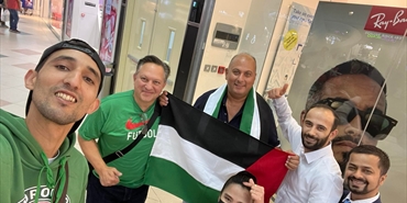 «عيد فيراوي».. لاجئ فلسطيني من لبنان ينشط لدعم القضية الفلسطينية في مونديال قطر