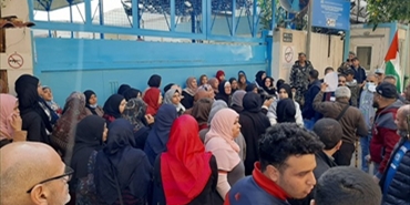 «الأونروا» تطالب اللاجئين الفلسطينيين بوقف الاغلاقات المتكررة لمكاتبها