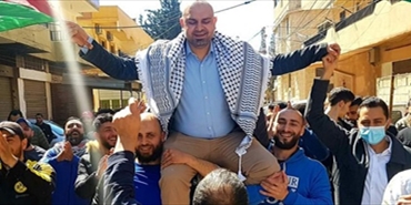 «الأونروا» تعيد المدرس أبو عرب وآخر إلى عملهما بعد ضغوط شعبية