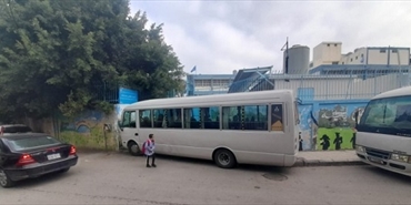 سائقو حافلات نقل طلاب «الأونروا» يقفلون ثانوية «الأقصى» في مخيم «الرشيدية» للمطالبة بمستحقاتهم