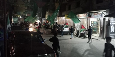 الاحتفالات تعم مخيمات وتجمعات الفلسطينيين في لبنان ابتهاجاً بعملية «تل أبيب» البطولية