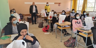 لجنة الخدمة المجتمعية في ثانوية دير ياسين تقدم حقيبة صحية لطلاب الثانوية