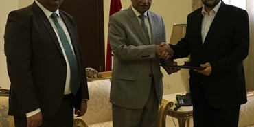 بركة يُسلم سفير العراق في بيروت رسالة تعزية من هنية إلى رئيس العراق