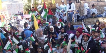 الاطفال بعين الحلوة ينددون بقرار ترامب وينتصرون للقدس