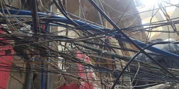 لاجئة فلسطينية في برج البراجنة: جدران منزلي مكهربة بالكامل
