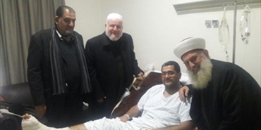 وفد رابطة علماء فلسطين يزور محمد حمدان للإطمئنان على صحته
