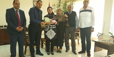 (شاهد) تكرم مدير عام الشؤون السياسية واللاجئين السيدة فاتن يونس والنقيب رمزي فرحات