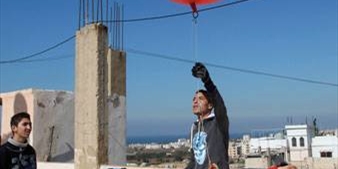 بالون وكاميرا يرسمان خريطة مخيم برج الشمالي الفلسطيني