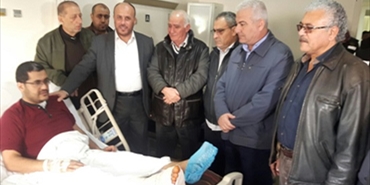 وفد من الفصائل الفلسطينية يزور محمد حمدان للطمئنان على صحته