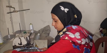سامية لاجئة فلسطينية من مخيم عين الحلوة.. تغلب الصمم بالخياطة
