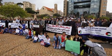 احتجاجا على تقليص خدمات "أونروا".. فلسطينيون يتظاهرون ببيروت