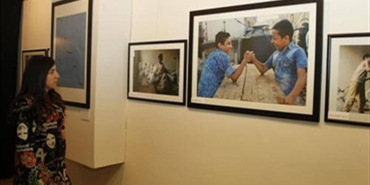 شباب فلسطينيون يشاركون في معرض "صورة وحكاية" في بيروت