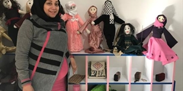 هنا الأطرق مهندسة آلات طبية فلسطينية تصنع الدمى في لبنان