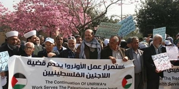 مئات الفلسطينيين يعتصمون أمام "الأسكوا" في بيروت رفضاً لسياسة الأونروا