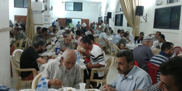 افطار رمضاني لحركة حماس في مخيم الرشيدية