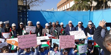 أطفال فلسطينيون يعتصمون أمام مكتب "الأونروا" في بيروت
