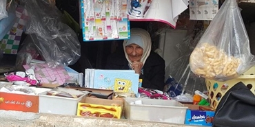 الحاجّة آمنة... لاجئة فلسطينية سبعينية تسعى وراء لقمة عيشها