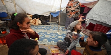«الأونروا»: 40% من سكان غزة يعانون من جوع كارثي والنازحون يفترشون الأرض