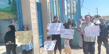 فلسطينيون يحتجون أمام وفد «الأونروا» خلال زيارته مخيم نهر البارد