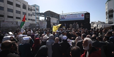 مئات الفلسطينيين يحتجون أمام مقر الأونروا بغزة رفضاً لمحاولة تصفيتها