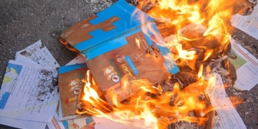 احتجاجات فلسطينية واسعة في مخيمات لبنان رفضًا لتعديل مناهج الأونروا وحذف اسم فلسطين