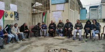 فلسطينيون يضربون في "نهر البارد" لإعادة إعمار منازلهم