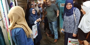 وفد فلسطيني أوروبي من "مخيم اللغة الإنكليزية" يجول على مخيم برج البراجنة