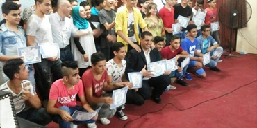 الرابطة الإسلامية ورابطة المعلمين كرما الطلاب الفلسطينيين الناجحين في الشهادات الرسمية