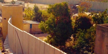 ناشطون فلسطينيون: السلطات اللبنانية مستمرة بتشييد الجدار حول "عين الحلوة"
