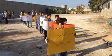 أطفال عين الحلوة من أمام جدار العزل: إبنوا لنا الحدائق والملاعب بدل الجدار!