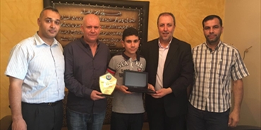 حماس والرابطة الاسلامية لطلبة فلسطين يقدمون التهنئة للطالب الفلسطيني المتفوق اسماعيل باسل عجاوي