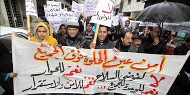 مسيرة في عين الحلوة تطالب بوقف العبث بأمن المخيم 
