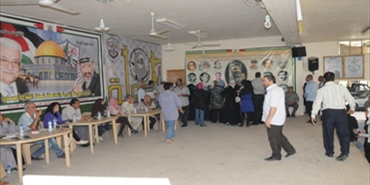 توزيع مساعدات غذائية للعائلات النازحة في الشمال