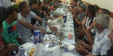 هيئة علماء فلسطين في الخارج تنظم حفل عشاء للاجئين الفلسطينيين في مركز الإيواء في مخيم الجليل