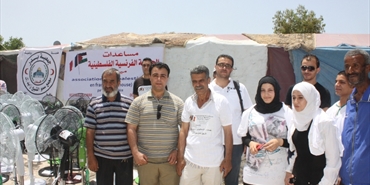 الجمعية الفلسطينية الفرنسية توزع مساعدات على النازحين الفلسطينين