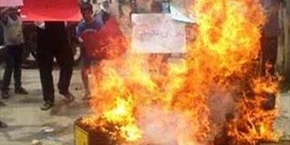 أهالي سعد نايل ونازحون فلسطينيون وسوريون يحرقون حصصاً غذائية قدمت من حزب الله